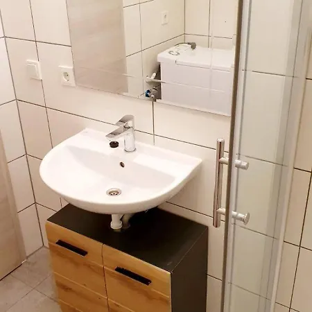 아파트 Adam House