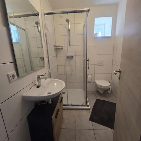 아파트 Adam House