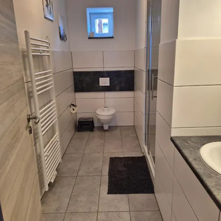 Adam House 아파트