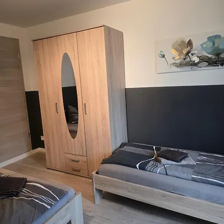 아파트 Adam House